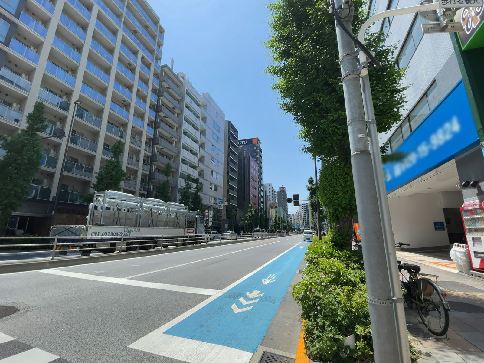 蔵ビル前面の江戸通り