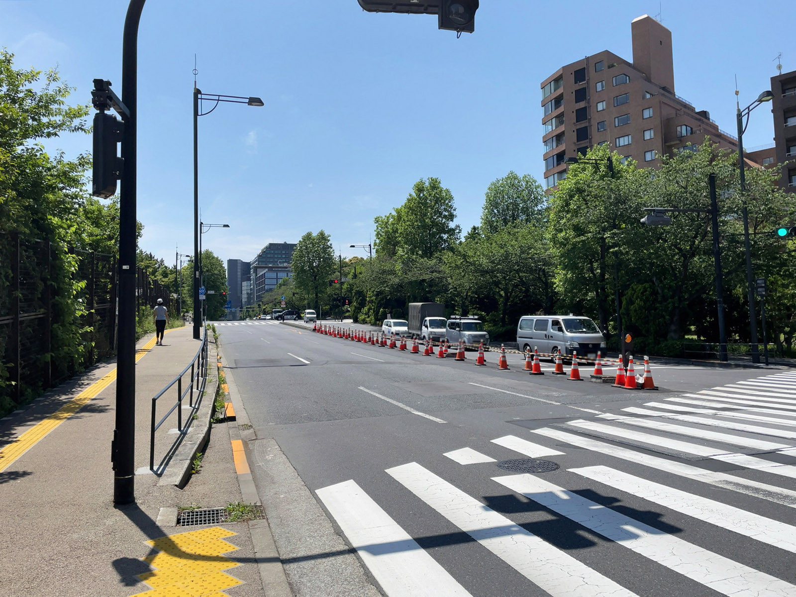 ビル前の内堀通り