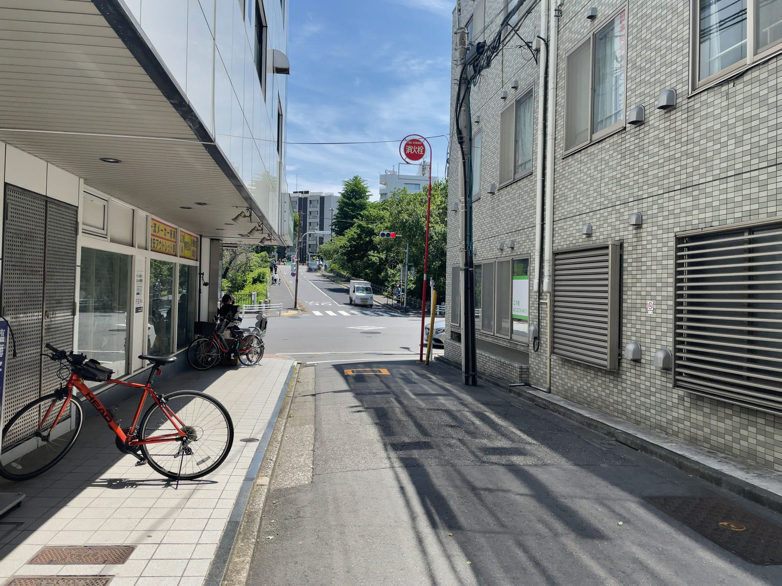 eisuビル市ヶ谷前面の通り