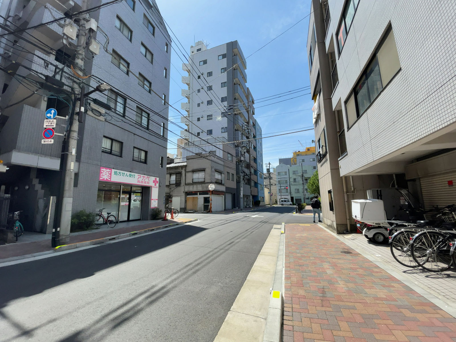 クレストビル前面の通り