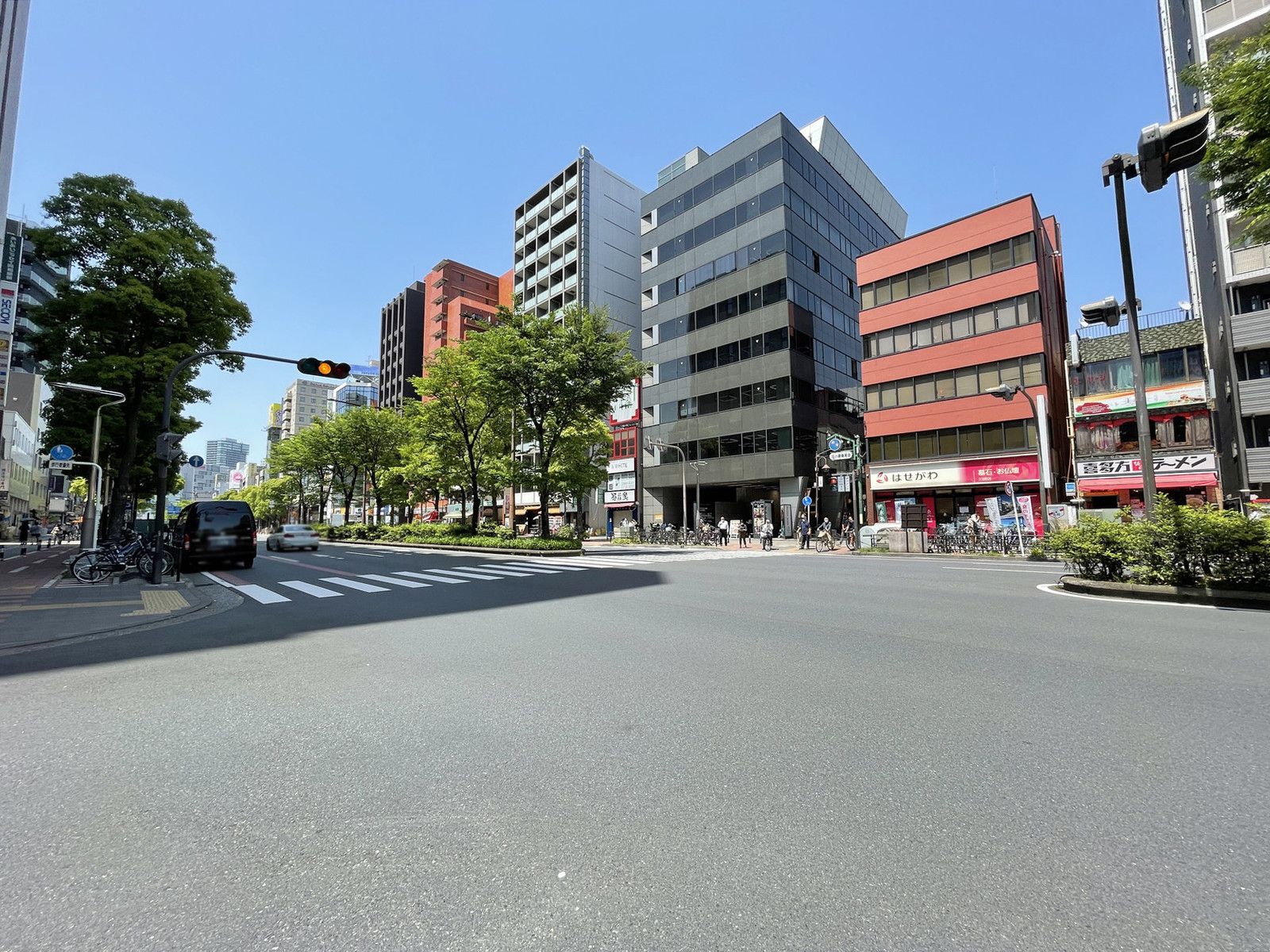 朝日生命川崎ビル前面の通り