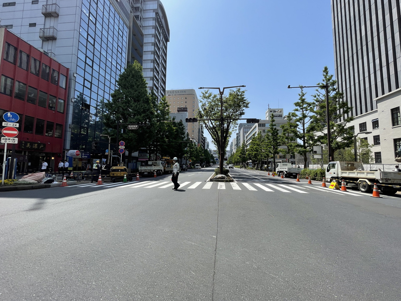 パレール三井ビルディング前面の通り