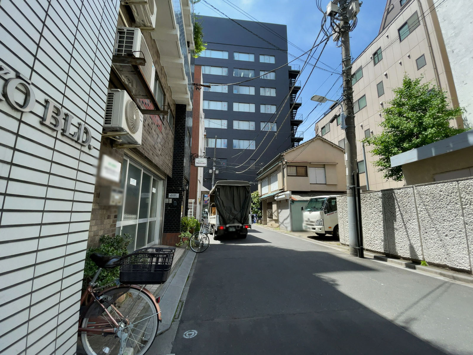 雄幸ビル前面の通り