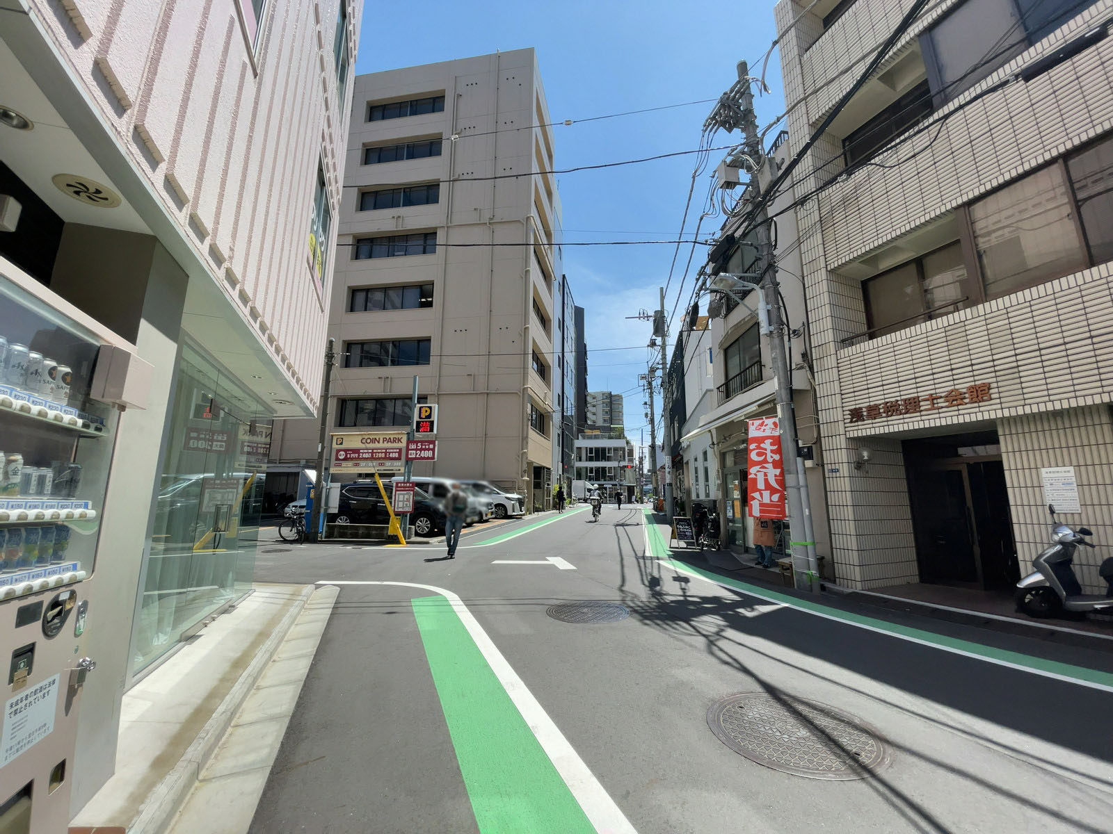 玉川ビル前面の通り