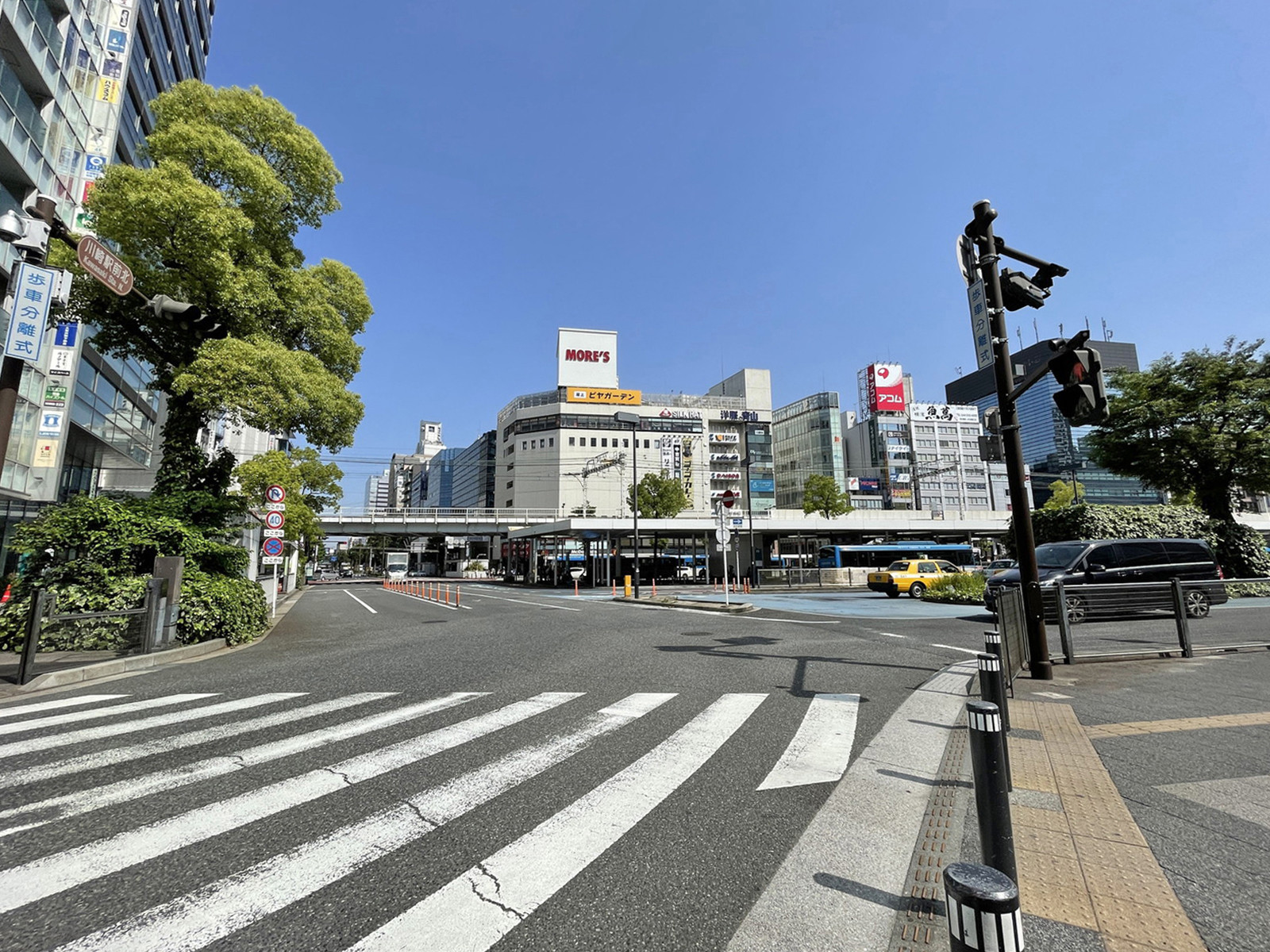 川崎フロンティアビル前面の通り