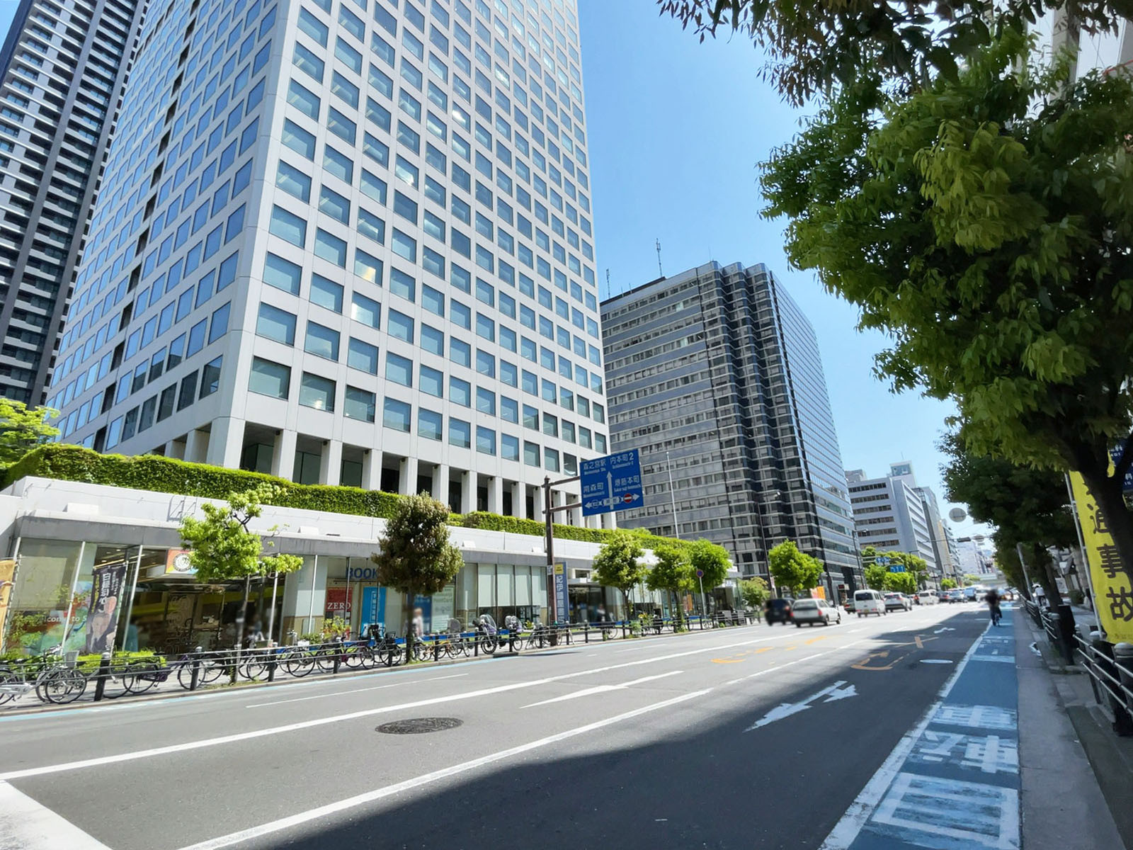 アソルティ本町前面の通り