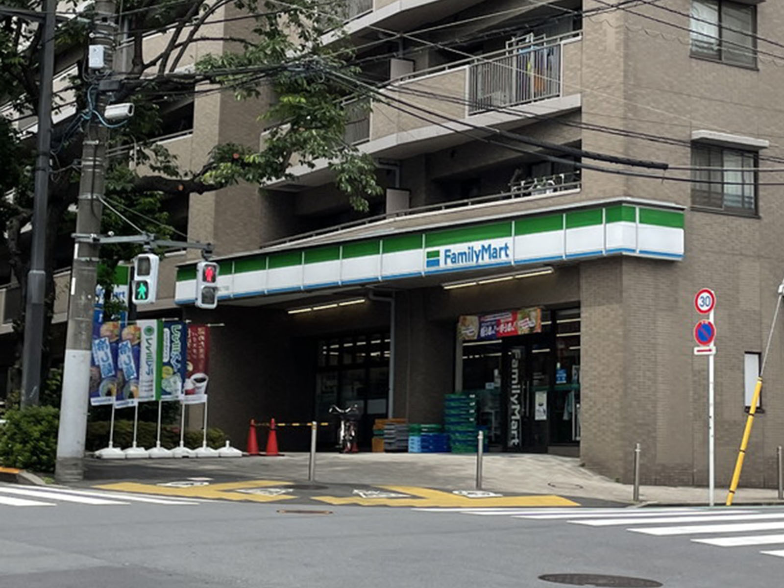 徒歩1分のファミリーマート小浦西五反田4丁目店