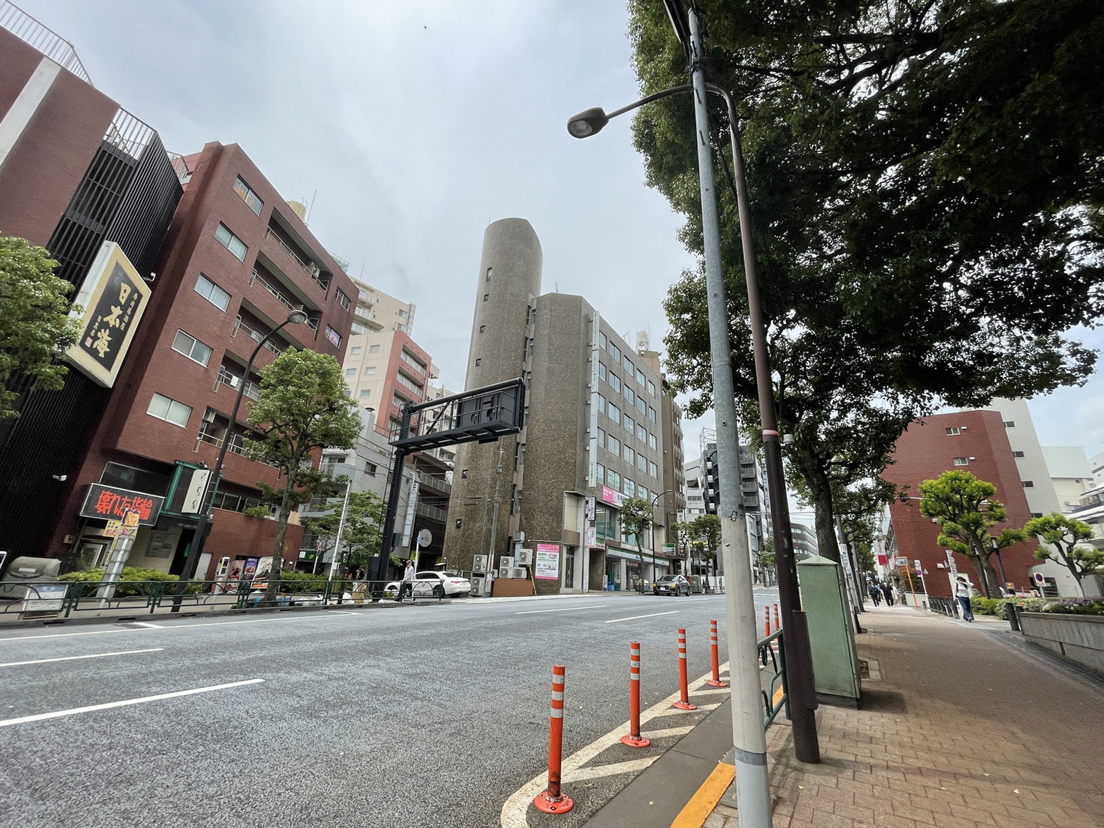 フラワープラザビル前面の通り