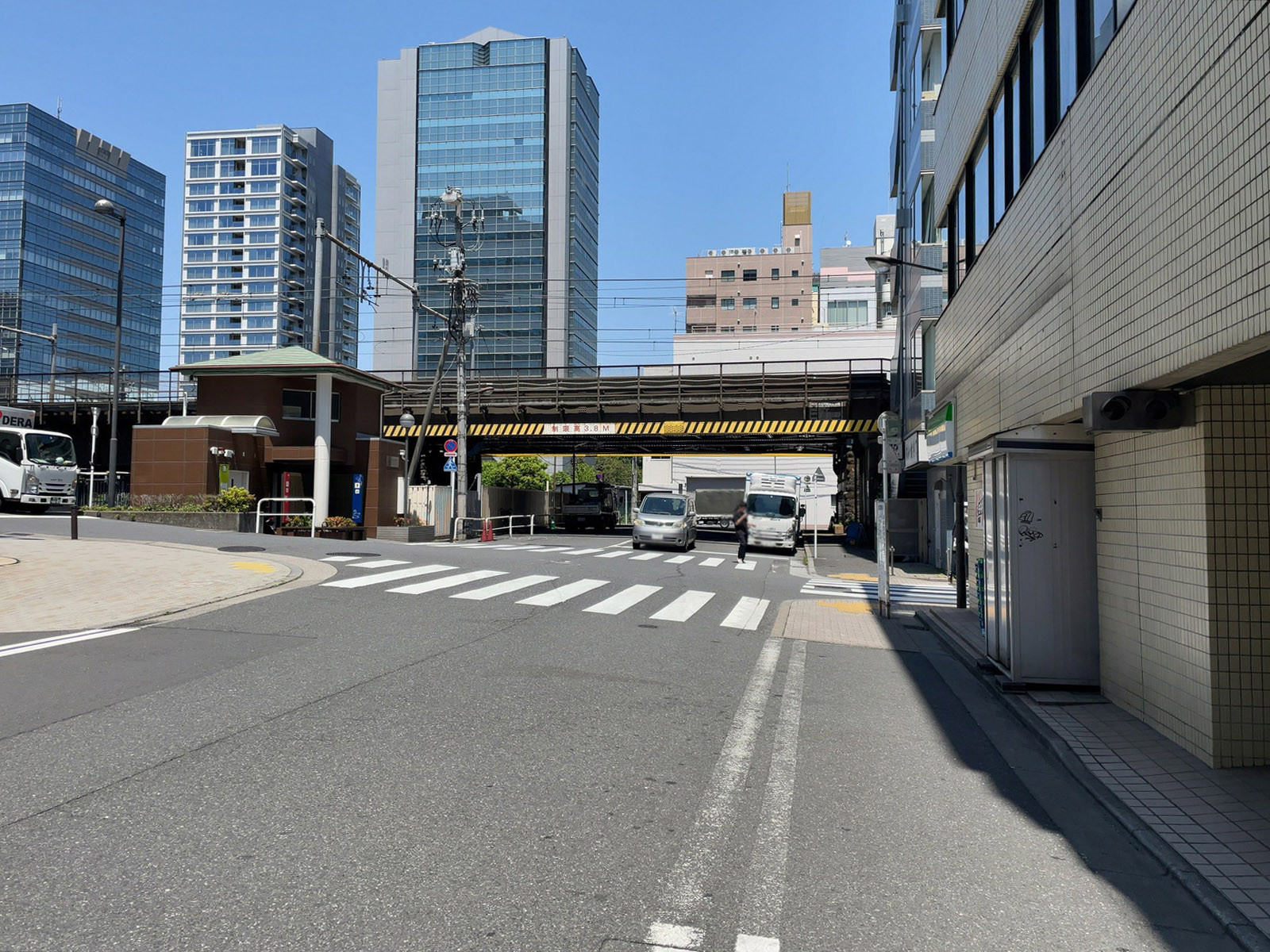 NEX水道橋ビル前面の通り