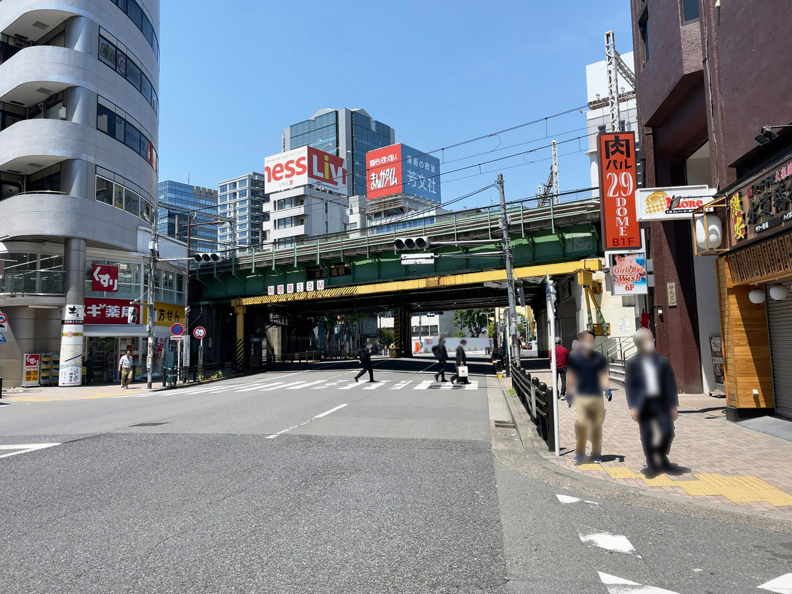田中ビル前面の目白通り