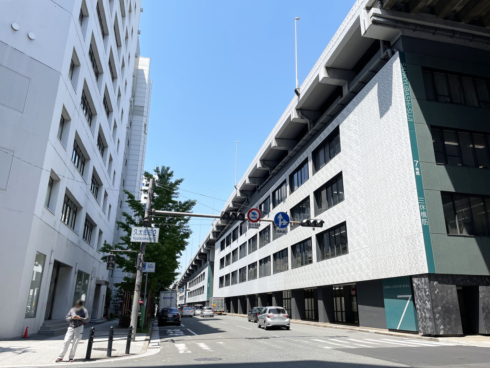 船場センタービル6号館前面の中央大通
