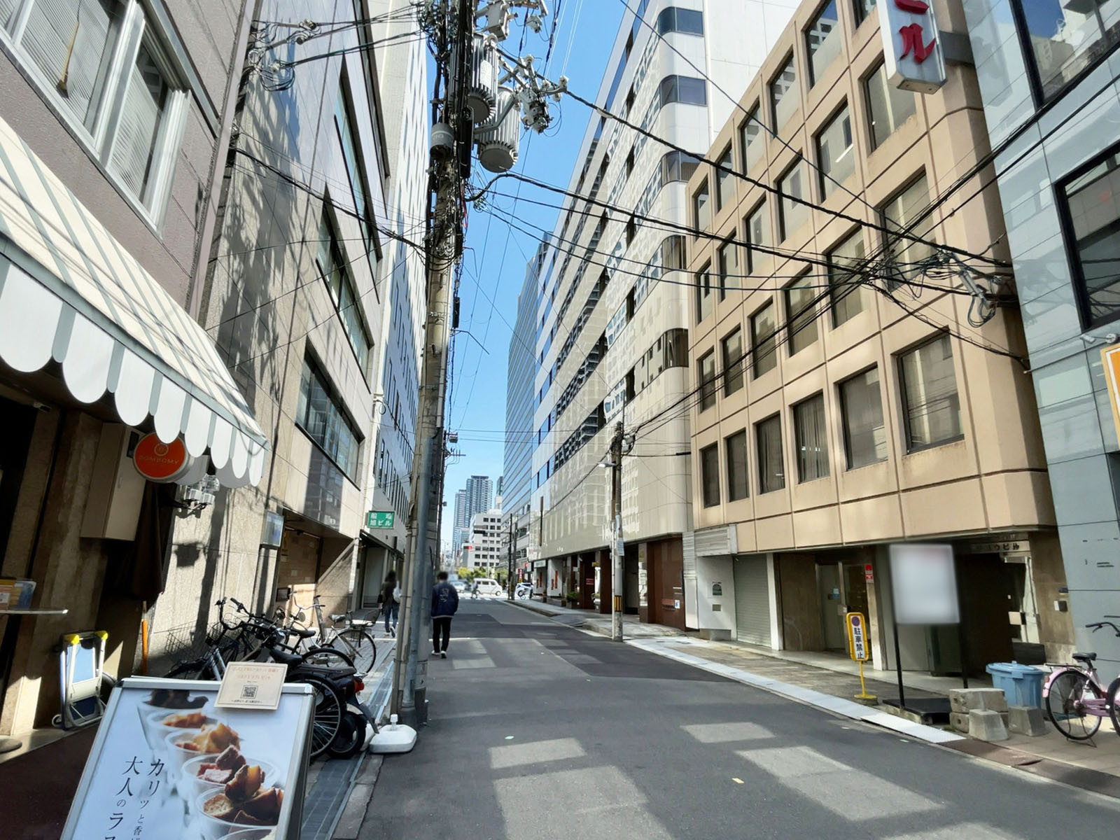 太陽マークビル前面の通り