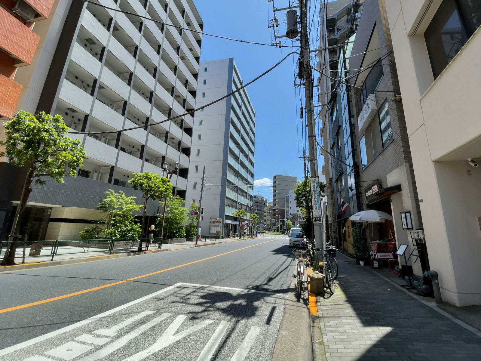 小室ビル前面の通り