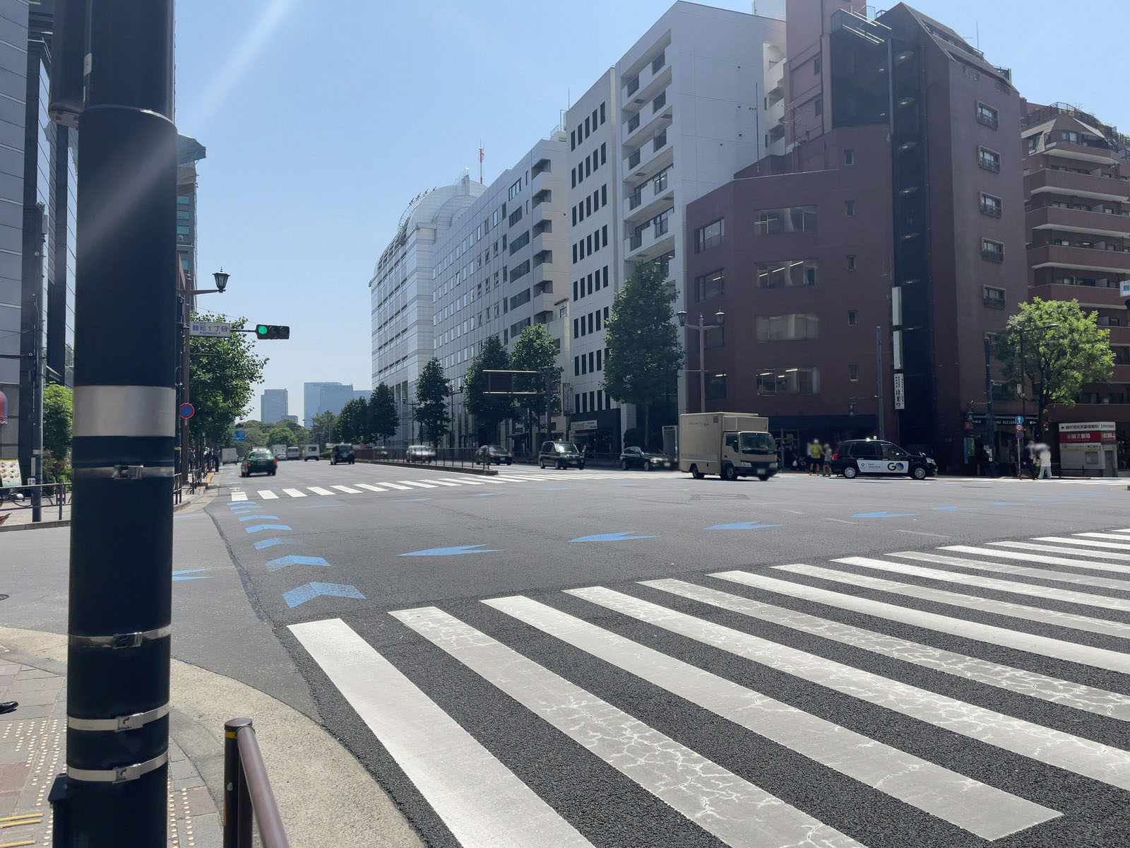 ACN半蔵門ビル前面の新宿通り
