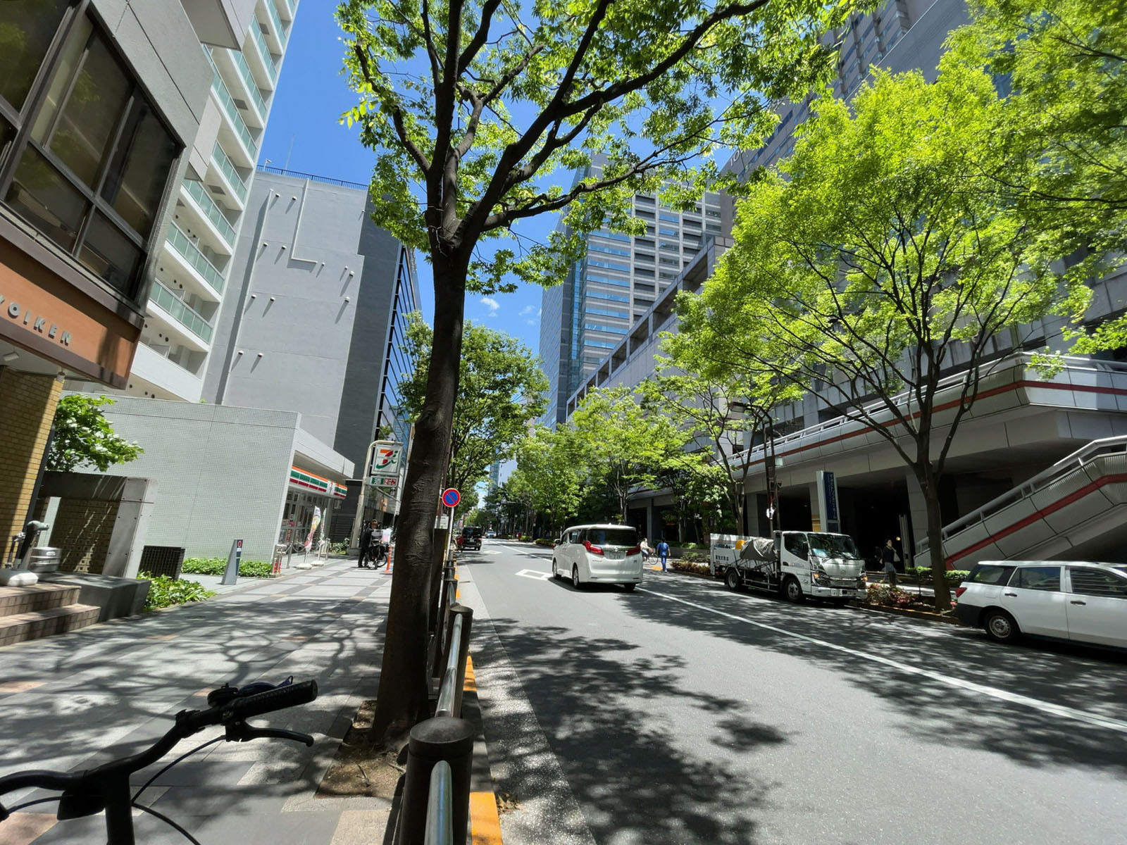メゾンドール錦糸町前面の通り