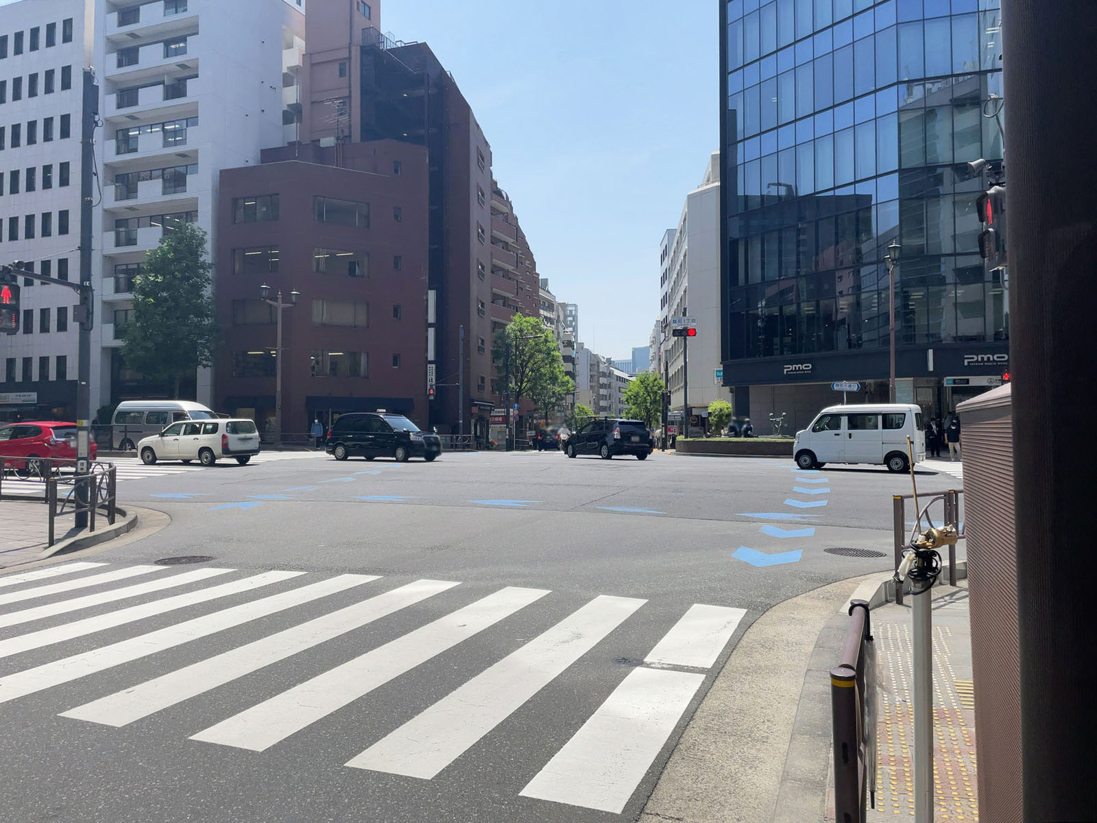 麹町サンライズビル前面の半蔵門駅通り