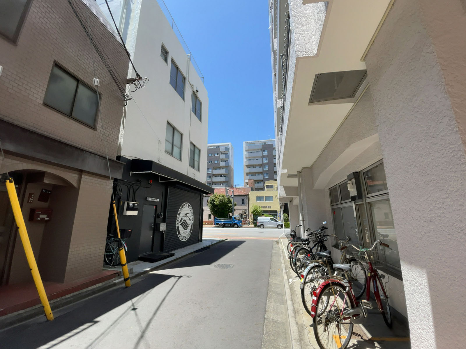 永功ハイヴビル前面の通り