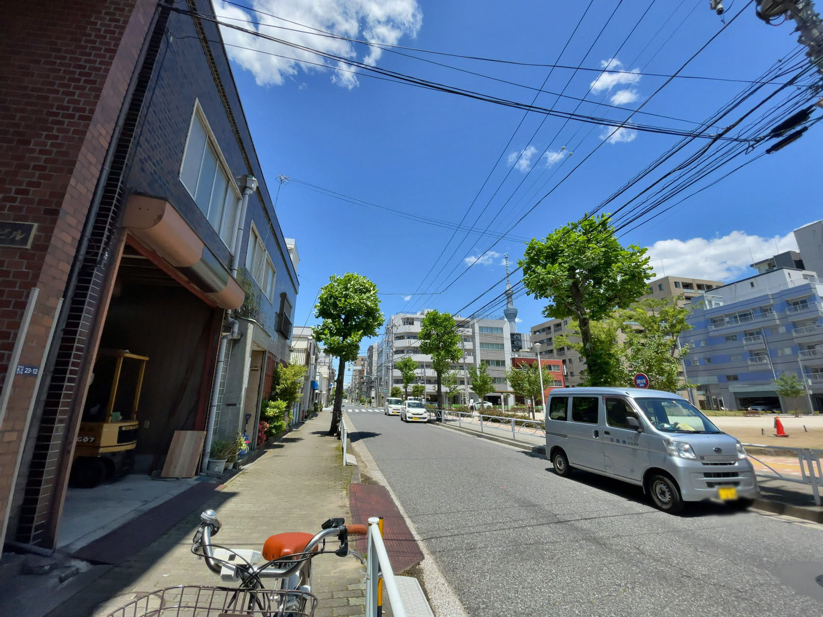 川辺ビル前面の通り
