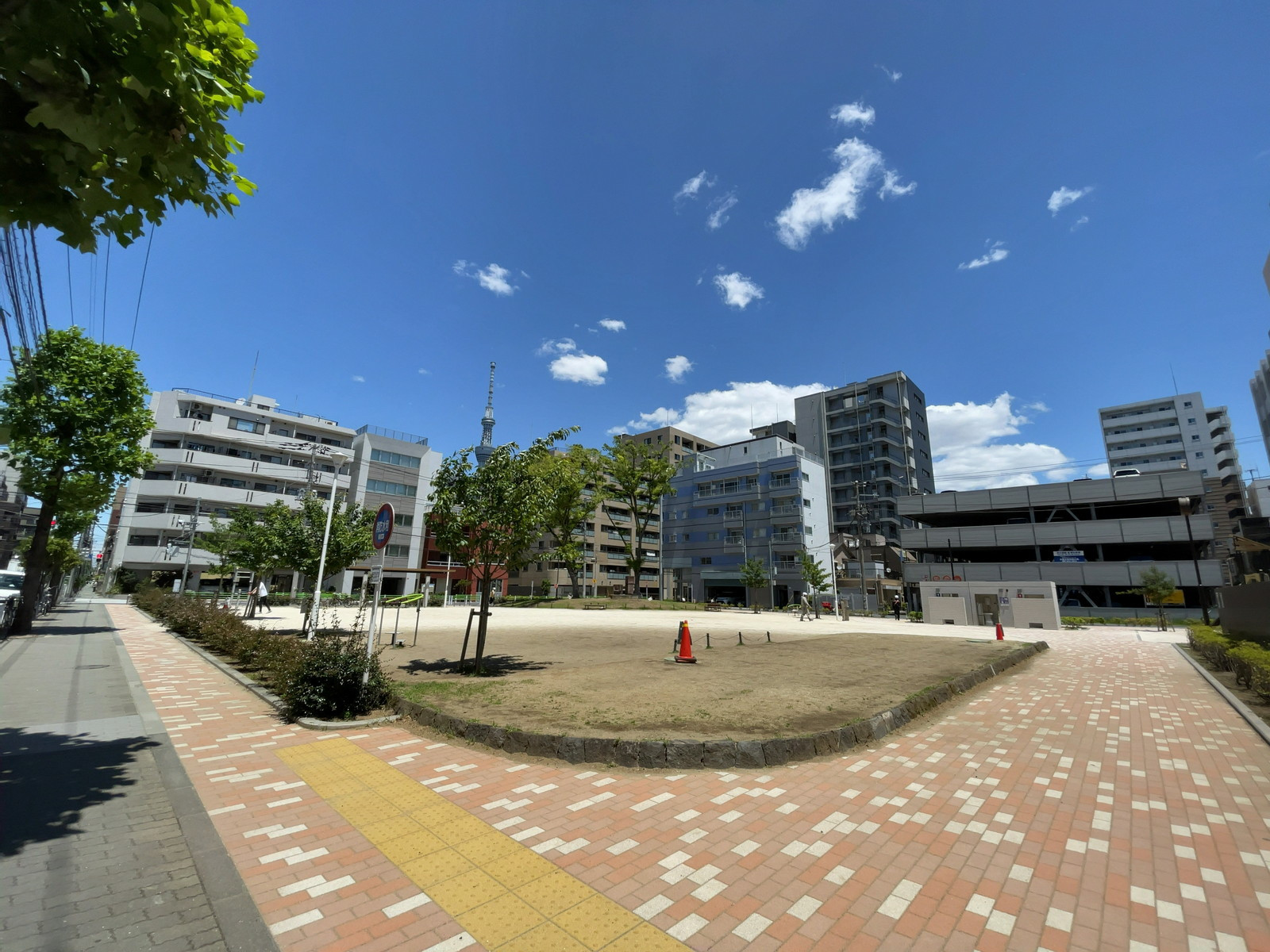ビル前の日進公園
