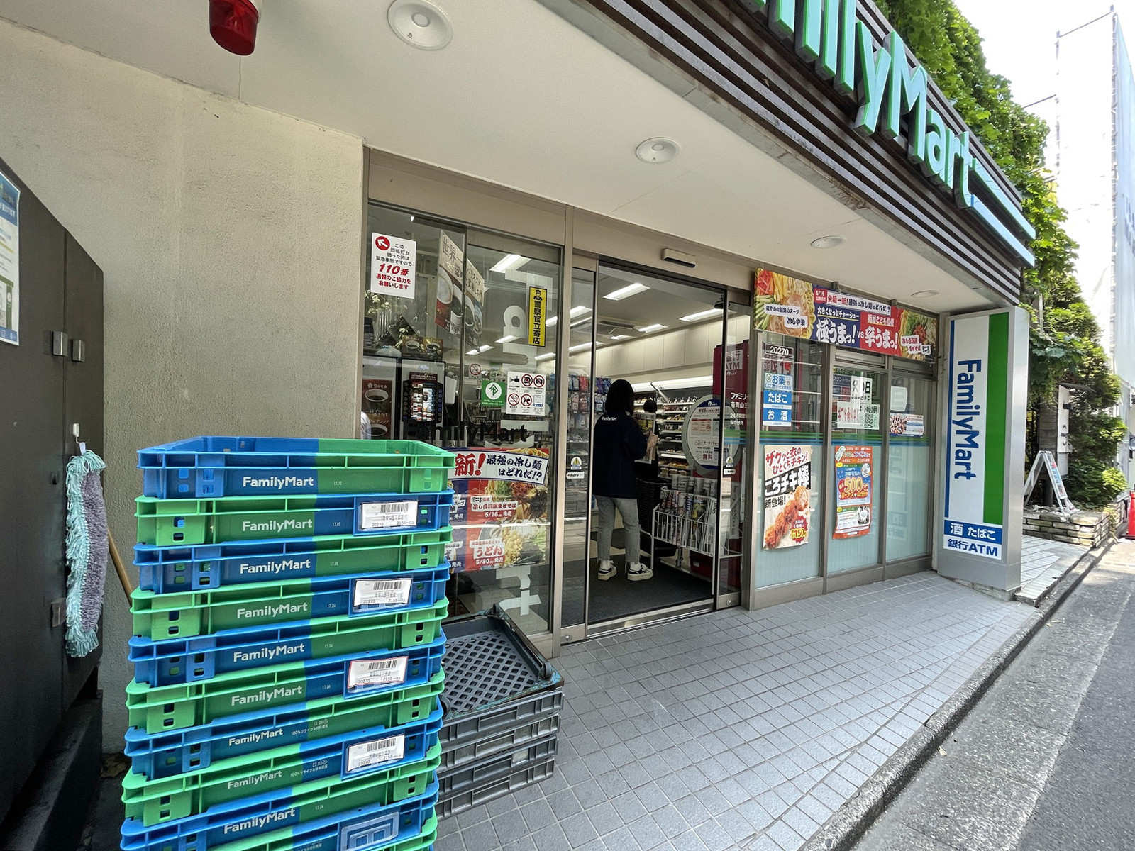 徒歩1分のファミリーマート南青山5丁目店
