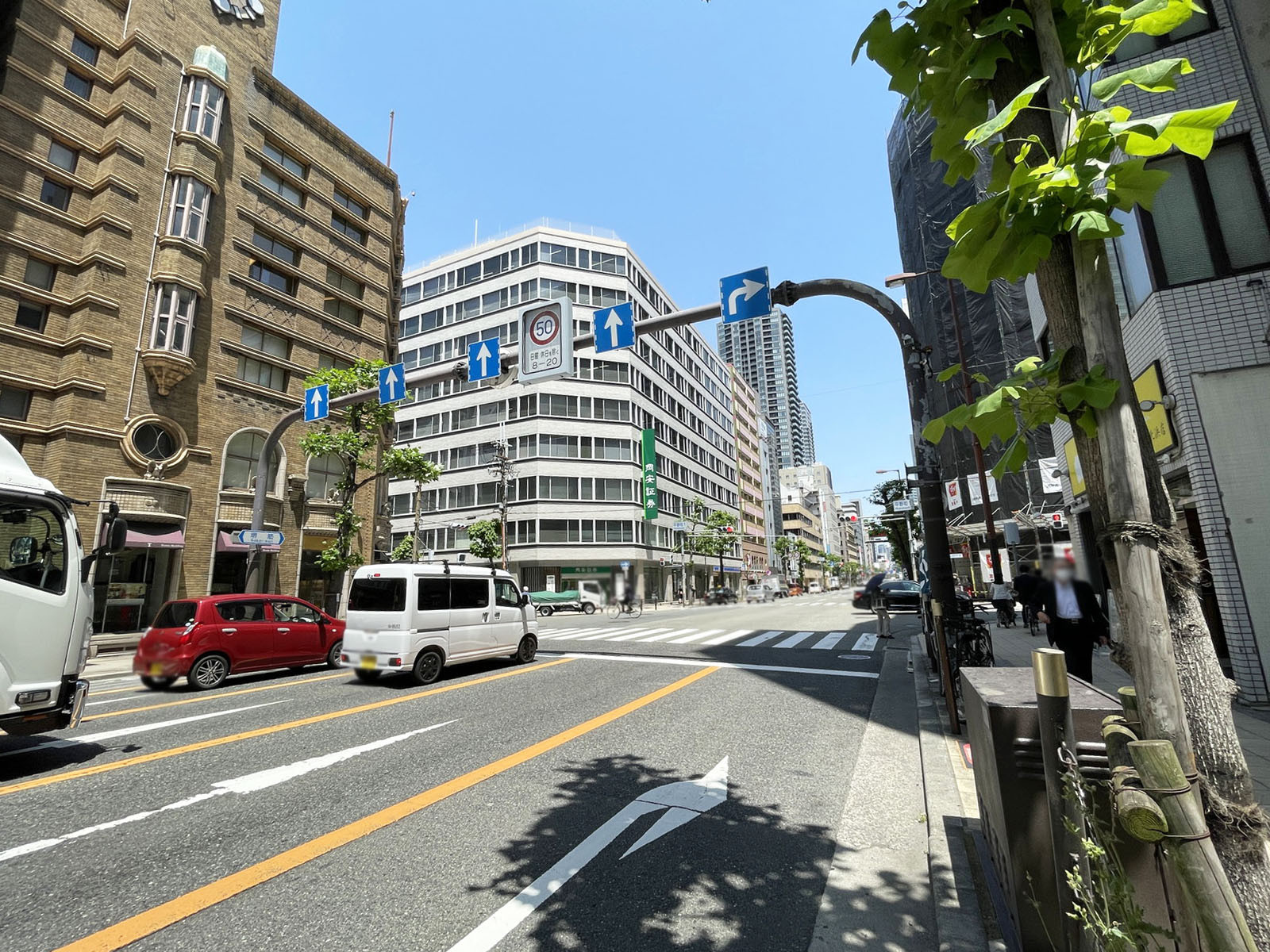 BRAVI北浜前面の通り