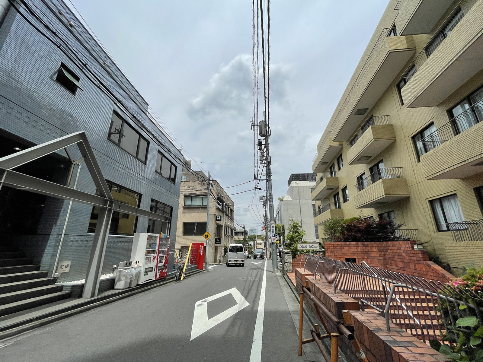 アデッソ西麻布前面の通り