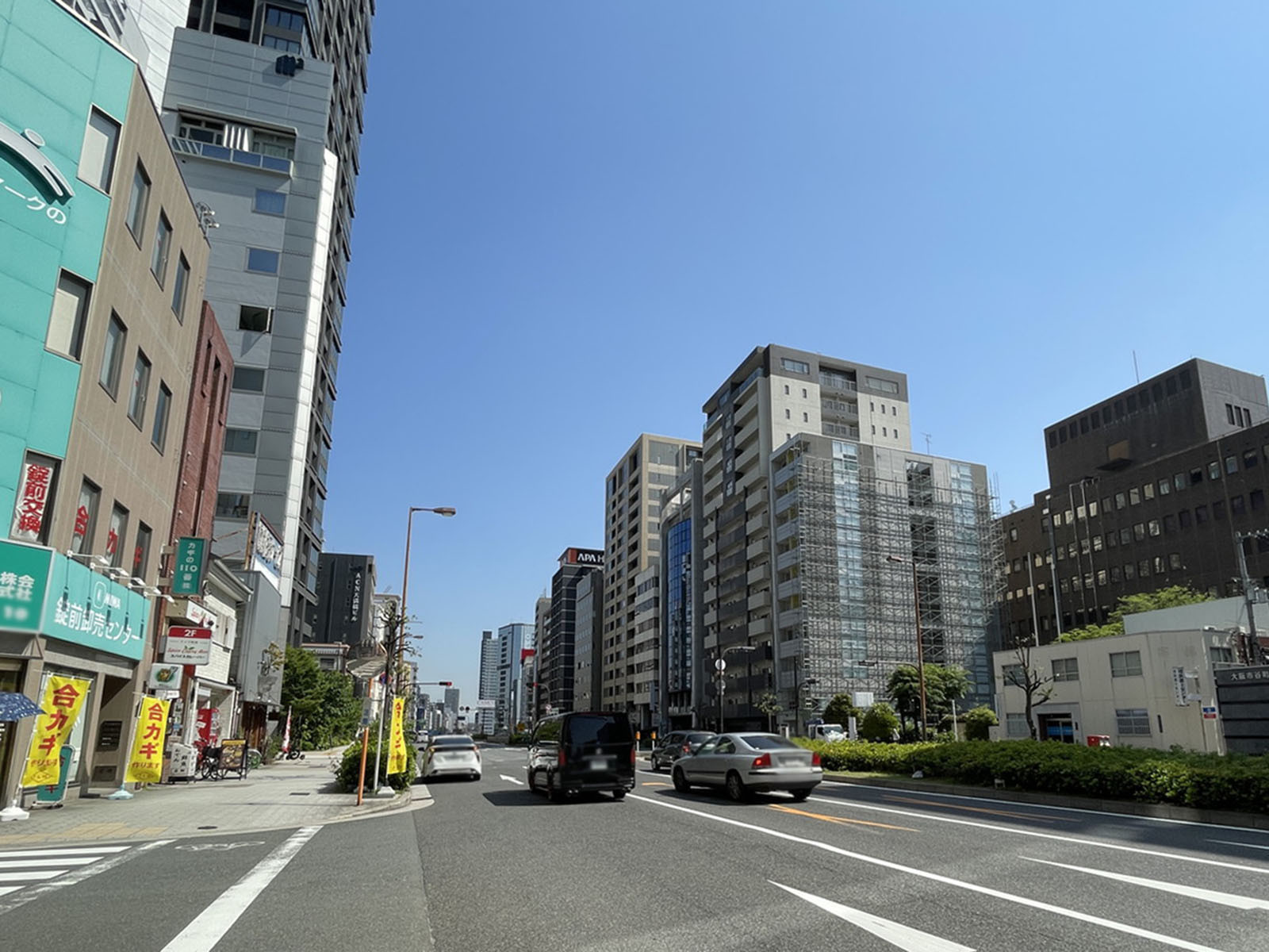 谷町スリースリーズビル前面の通り