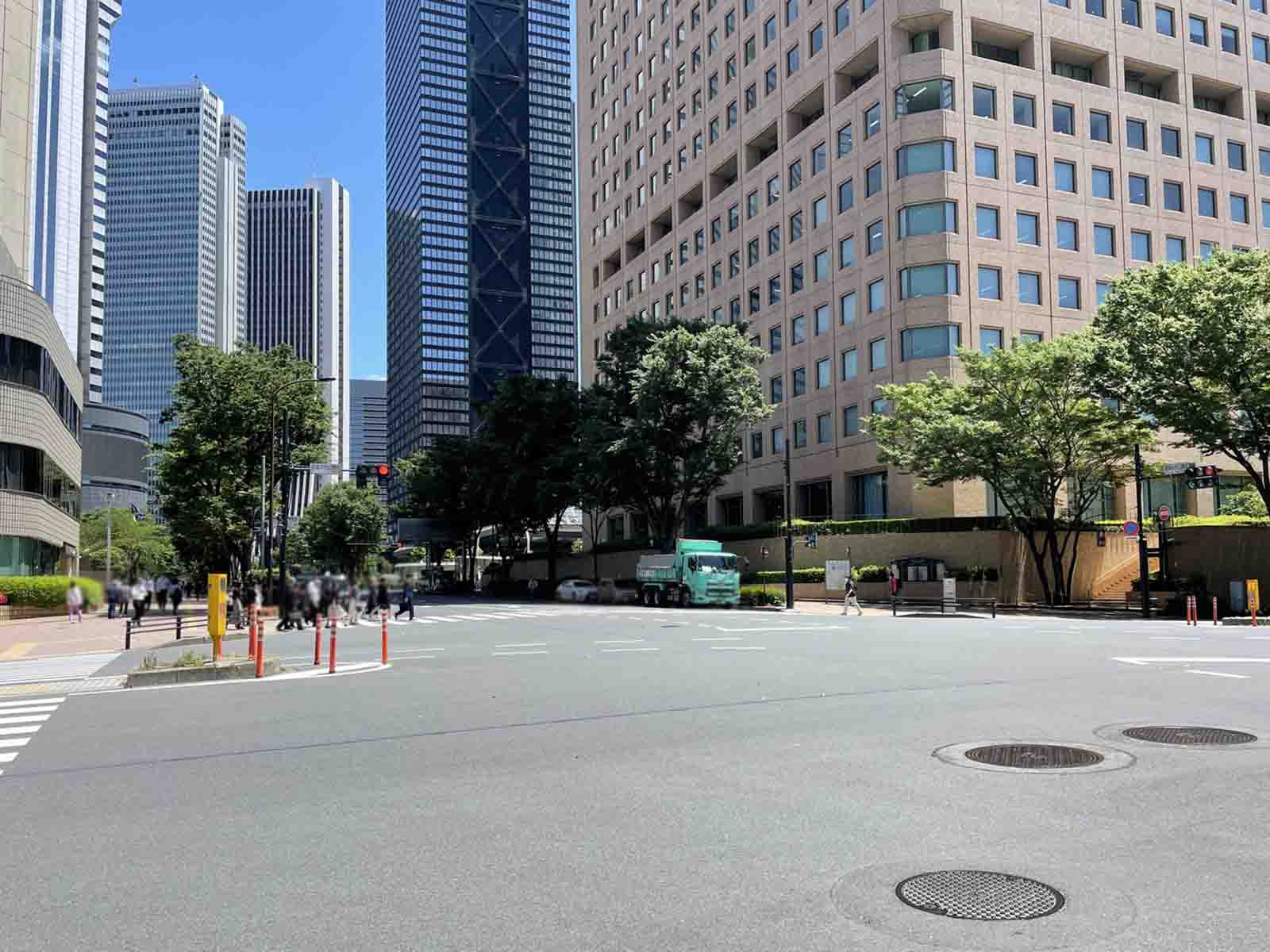 オフィスビル前面の北通り