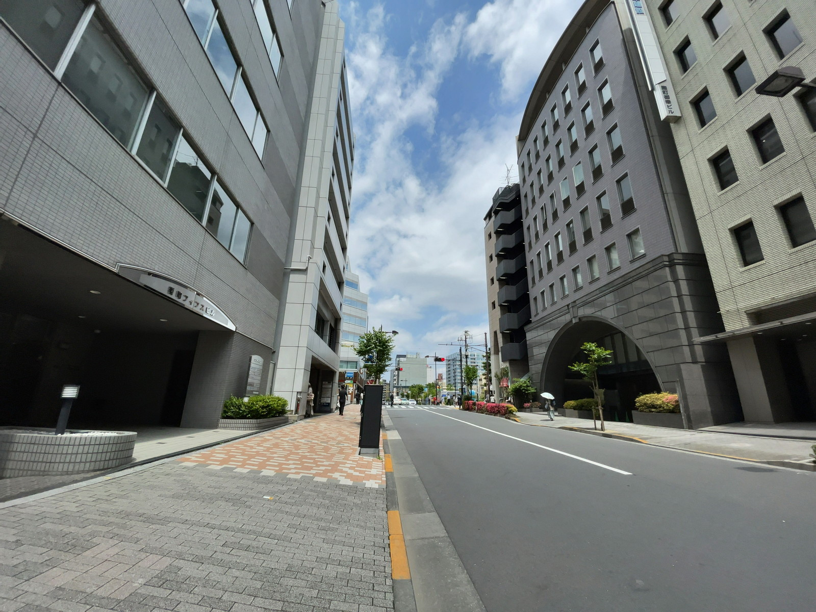 あいおいニッセイ同和損保二番町ビル前面の通り