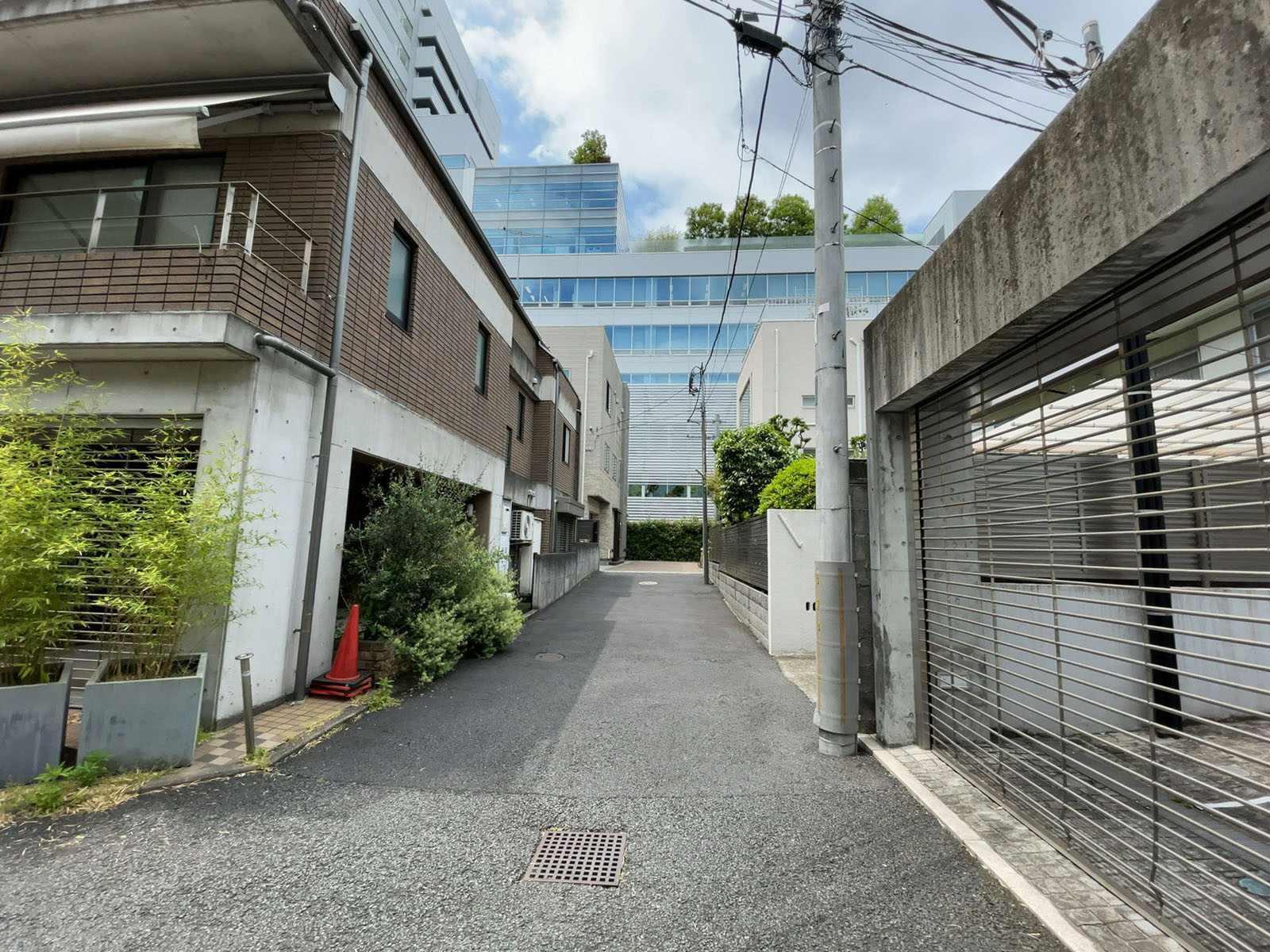 A・I二番町ビル前面の通り