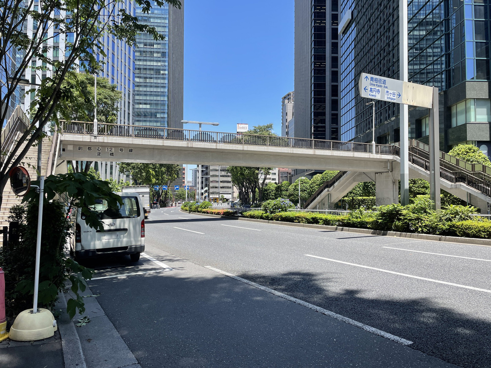 コアロード西新宿前面の公園通り
