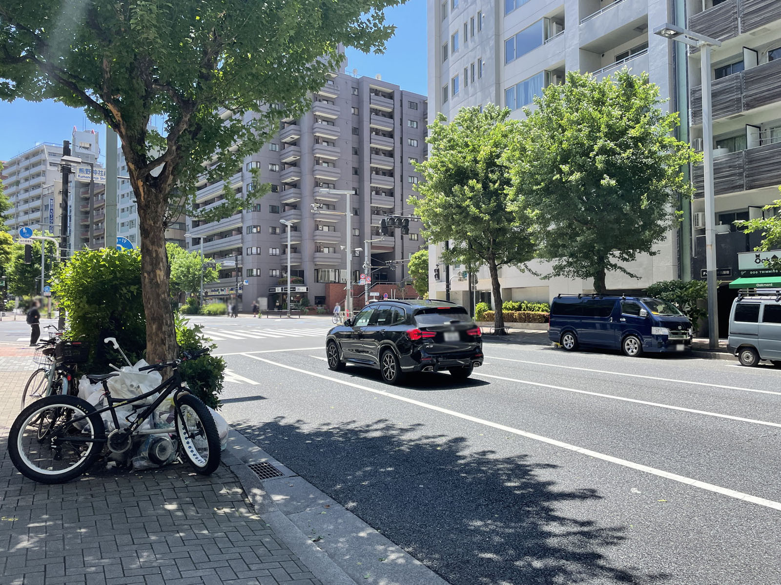 第一丸善ビル前面の十二社通り
