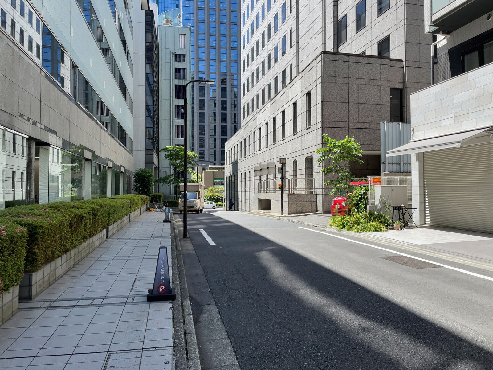 西新宿KFビル前面の通り