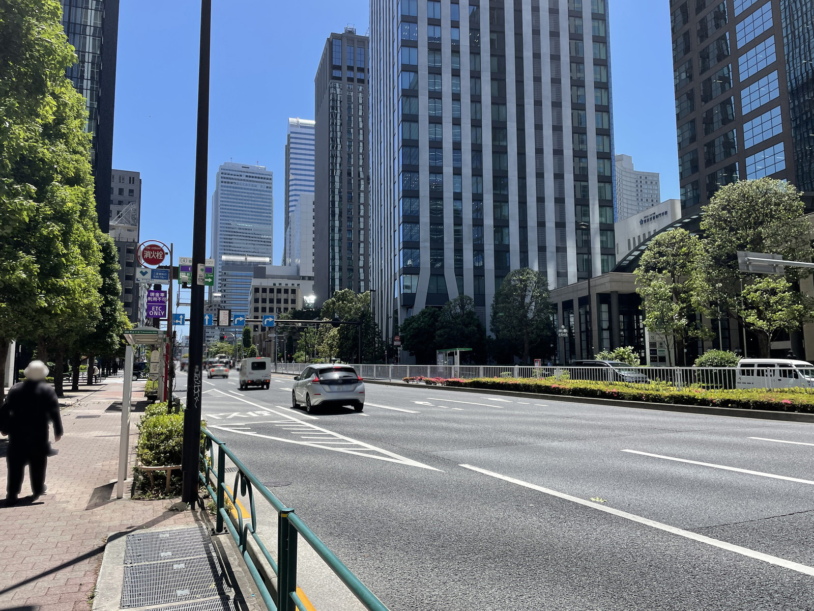 新宿フロントタワー前面の青梅街道