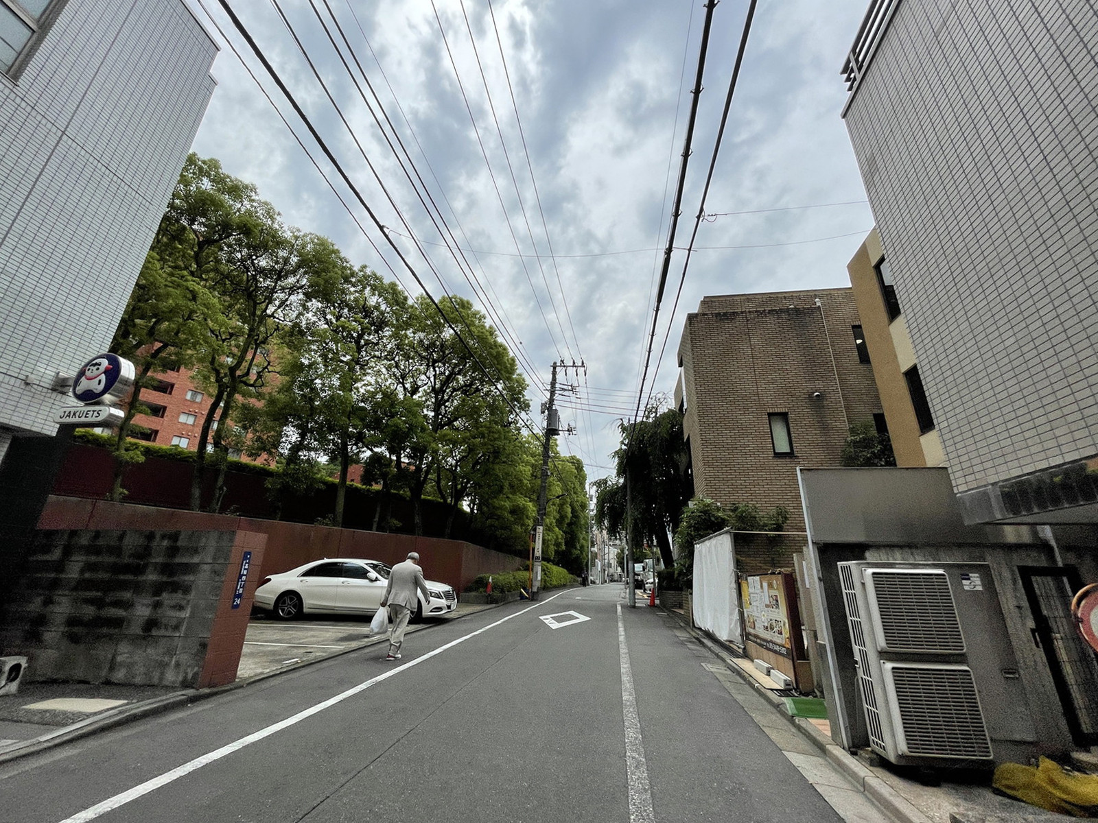 ニッポビル前面の通り