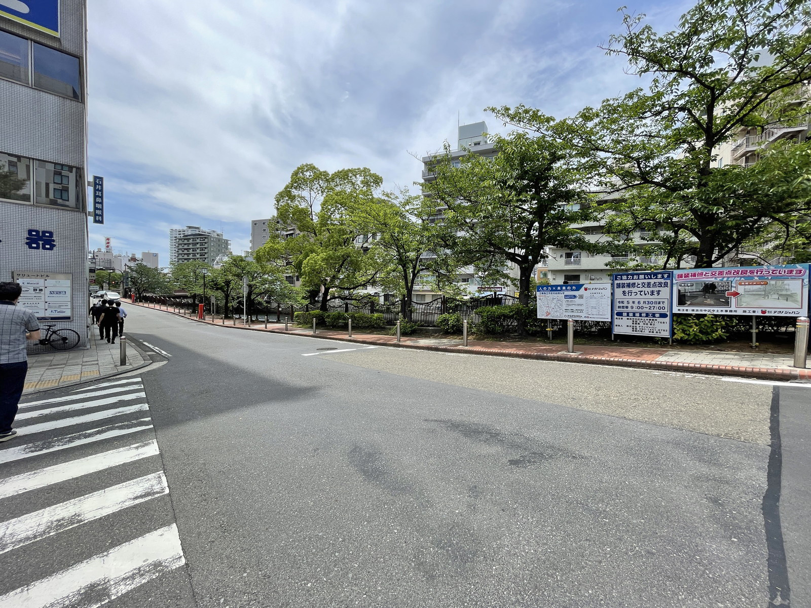 サリュートビル前面の通り