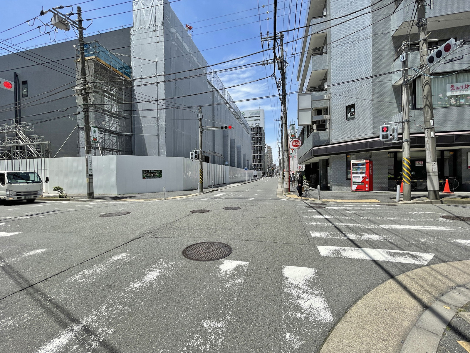 関内伊藤ビル前面の通り