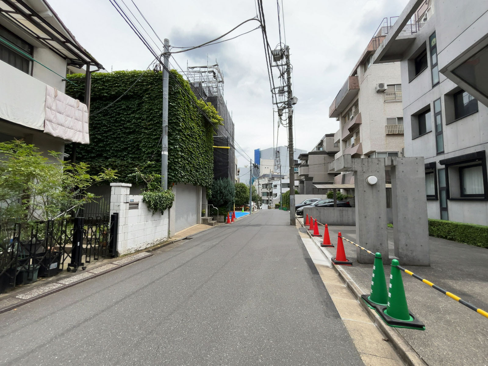神宮前634ビル前面の通り