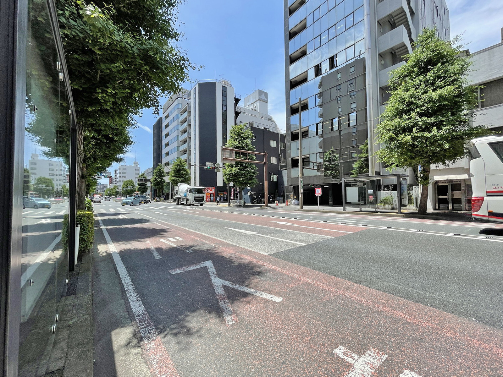 リラックスビル前面の通り