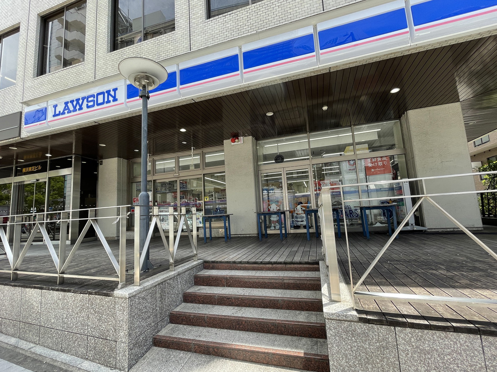 徒歩2分のローソン横浜不老町1丁目店
