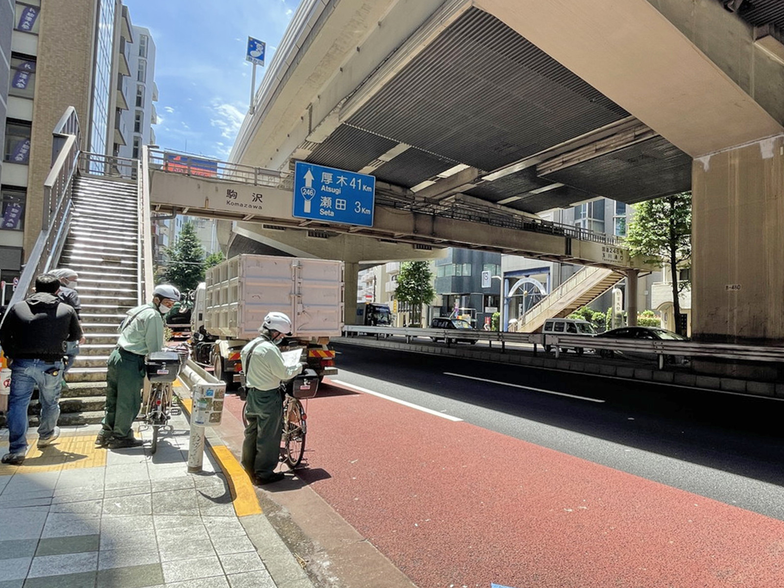 近くの歩道橋