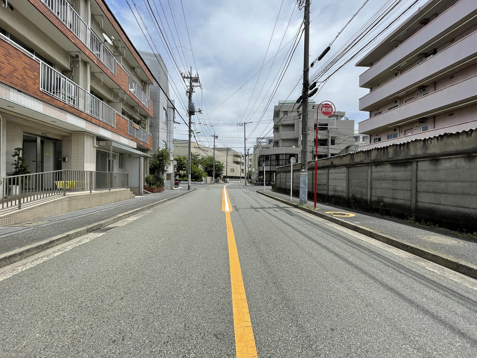 アーニビル前面の通り