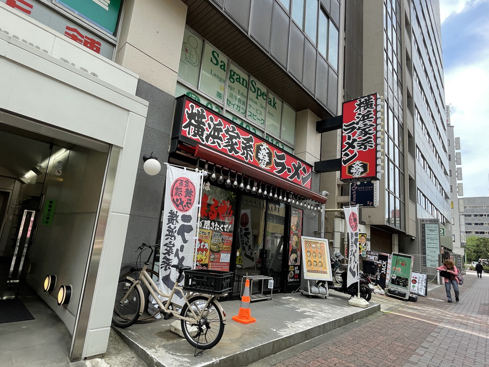 周辺には飲食店が点在