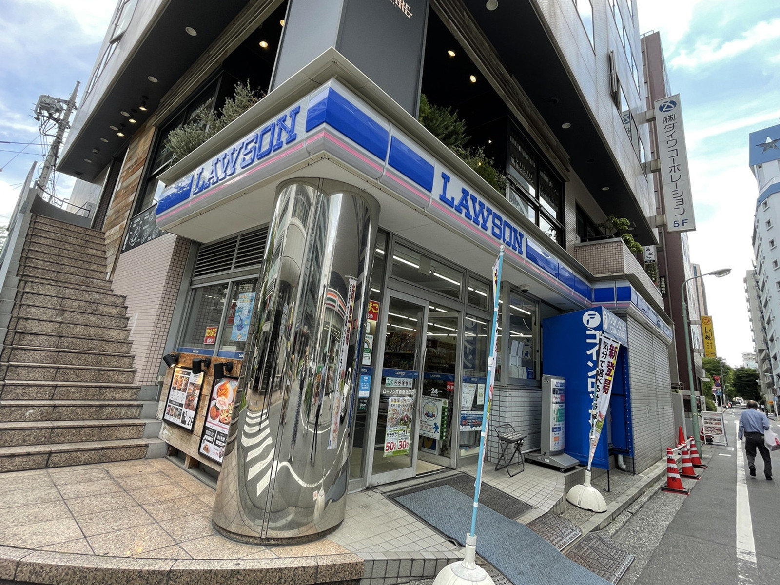徒歩1分のローソン 大森駅北口店