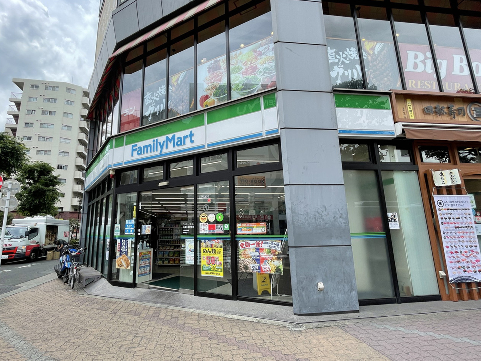 徒歩1分のファミリーマート小浦大森駅東店