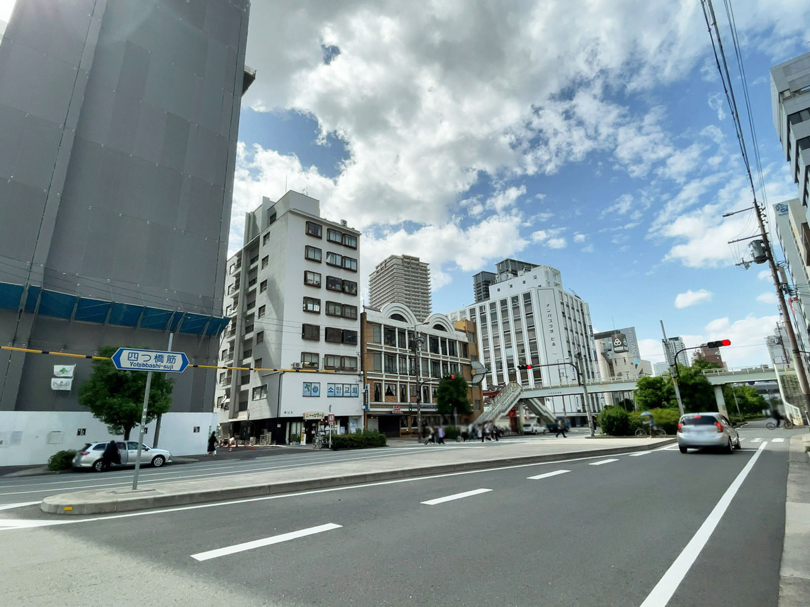 難波室町ビル前面の通り