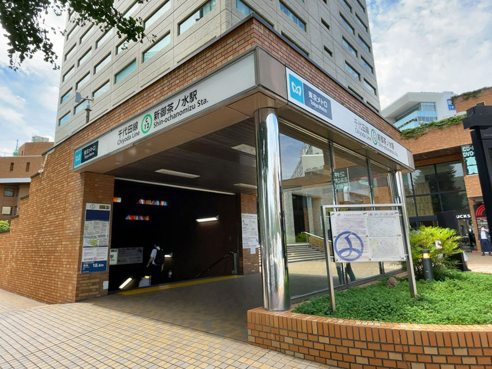 近くの「新御茶ノ水駅」
