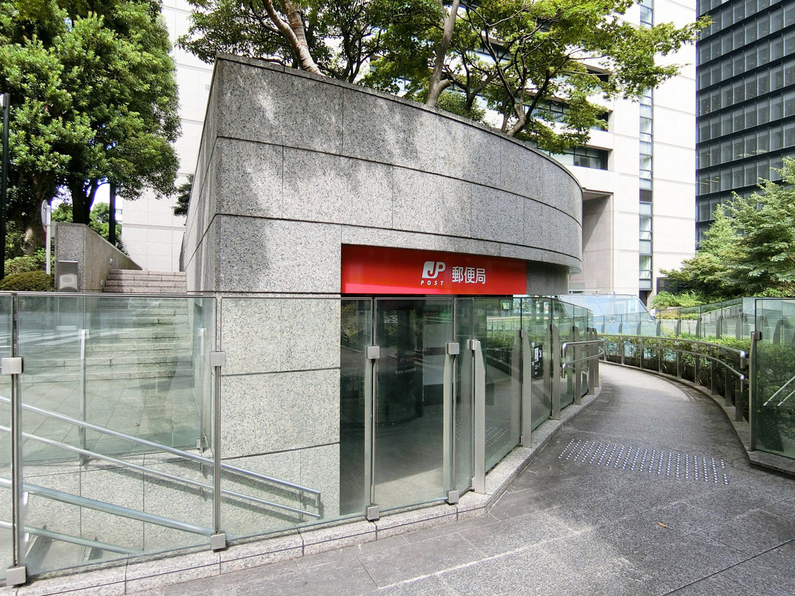 徒歩2分の新御茶ノ水駅前郵便局