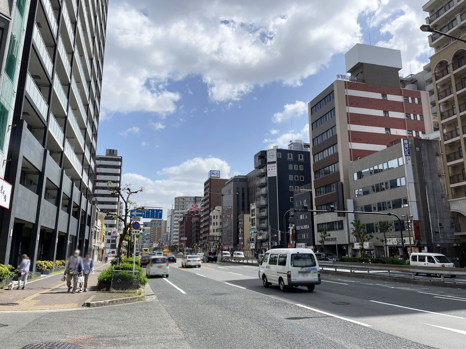 ナンバグランドビル前面の通り
