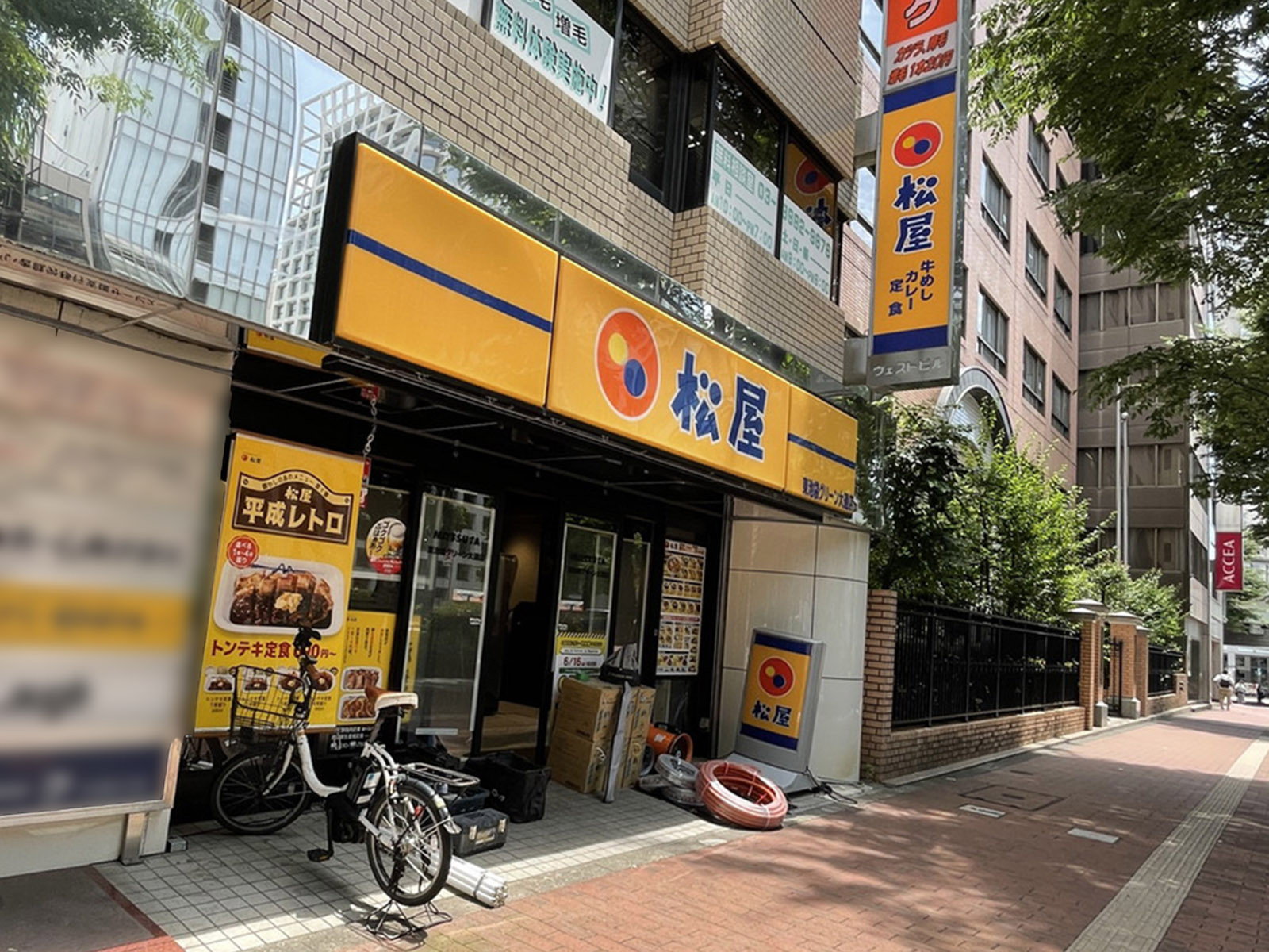 周辺には飲食店が点在